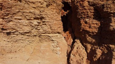 Düz kaya oluşumu Qarraba yarımadası, dağcıların tırmanabileceği çatlak kireç taşına yakın dur. Ghajn Tuffieha, Qarraba yarımadası, hava desteği. Yüksek kalite fotoğraf