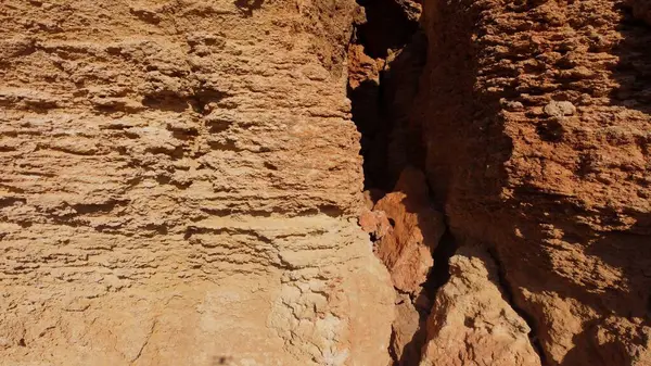 Düz kaya oluşumu Qarraba yarımadası, dağcıların tırmanabileceği çatlak kireç taşına yakın dur. Ghajn Tuffieha, Qarraba yarımadası, hava desteği. Yüksek kalite fotoğraf