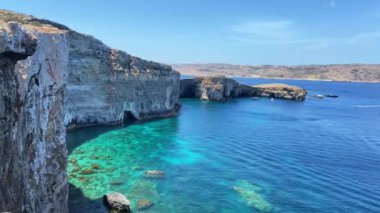 Santa Maria mağaraları, Comino Adası, Malta. Turkuaz deniz suyu ve kireçtaşı kayalıklarıyla doğada şaşırtıcı bir güzellik. Yüksek kalite 4k görüntü