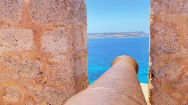 Santa Maria Bataryası 'ndaki toplar, Comino Adası, Malta. Yüksek kalite 4k görüntü