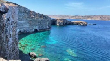 Santa Maria mağaraları, Comino Adası, Malta. Turkuaz deniz suyu ve kireçtaşı kayalıklarıyla doğada şaşırtıcı bir güzellik. Yüksek kalite 4k görüntü