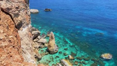 Comino Adası 'ndaki güzel kireçtaşı uçurumunun havadan görünüşü bir file benziyor. Kıyıdaki turkuaz deniz suyuna sadece tekneyle ulaşılabilir. Yüksek kalite 4k görüntü