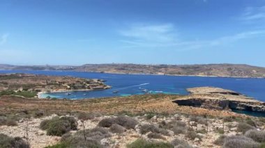 Comino Adası, Malta, Santa Maria Beyaz Kum Sahili ve Malta 'daki küçük adanın engebeli kıyıları. Yüksek kalite 4k görüntü
