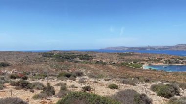 Comino Adası, Malta, Santa Maria Beyaz Kum Sahili ve Malta 'daki küçük adanın engebeli kıyıları. Yüksek kalite 4k görüntü
