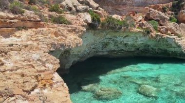 Akdeniz 'de kristal berrak turkuaz deniz suyu ve kireçtaşı kayalıkları. Moon Sahili, Comino, Malta. Yüksek kalite 4k görüntü