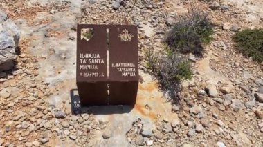 Comino, Malta, 28.05.2024 - Saint Marys topçu bataryası yakınlarındaki Comino Adası 'nda Rusty metal işaretçisi. Yüksek kalite 4k görüntü