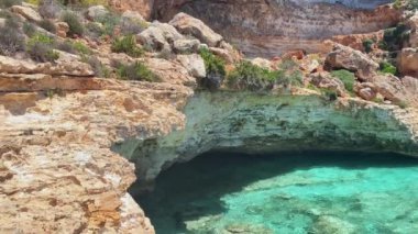 Akdeniz 'de kristal berrak turkuaz deniz suyu ve kireçtaşı kayalıkları. Moon Sahili, Comino, Malta. Yüksek kalite 4k görüntü