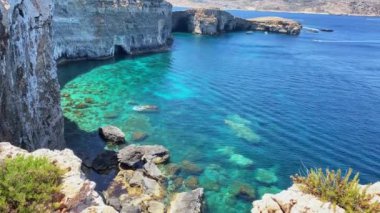 Santa Maria mağaraları, Comino Adası, Malta. Turkuaz deniz suyu ve kireçtaşı kayalıklarıyla doğada şaşırtıcı bir güzellik. Yüksek kalite 4k görüntü