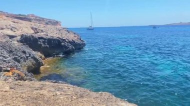 Comino ve Malta adaları arasında Akdeniz 'de tekne gezisi. Yüksek kalite 4k görüntü