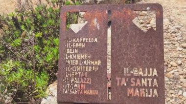 Comino, Malta 28.05.2024 - Bilgi paslı metal işareti Comino Adası 'nda viraj yapmanın yollarını gösteriyor. Yüksek kalite 4k görüntü