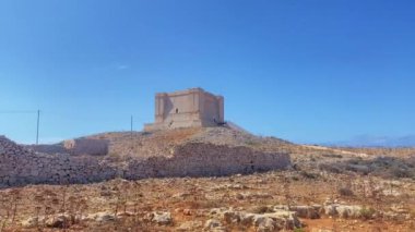 Malta 'nın Comino adasındaki Santa Marija Kulesi, 1618' de inşa edilmiş. Yüksek kalite 4k görüntü