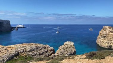 Akdeniz 'de Comino ve Malta adaları arasında giden tekneler. Yüksek kalite 4k görüntü