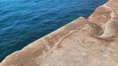 Comino, Malta 28.05.2024 - Disgha, Malta adaları boyunca özel bir sanat müdahalesi alanı. - Ülkemin boğulmasını izlemek için kendimi sürükleyemem - Malta Takımyıldızı Sanatsal Çevirisi