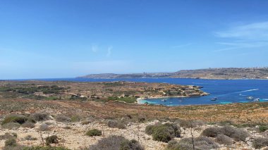 Comino Adası, Malta, Santa Maria Beyaz Kum Sahili ve Malta 'daki küçük adanın engebeli kıyıları. Yüksek kalite fotoğraf