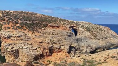 Comino Adası Malta 'nın doğal kaya pencereleri. Santa Marija kulesinin yakınındaki mağaralara erişimi olan bir deniz. Yüksek kalite 4k görüntü