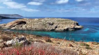 Comino, Malta 28.05.2024 - Akdeniz suyunda yüzen teknelerle taşın içindeki doğal pencereler. Yüksek kalite 4k görüntü
