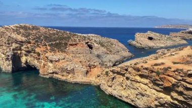 Lüks bir tatil. Tekneyle Comino mağaralarını, deniz motorsikletlerini ve kanoyu ziyaret etmek. Malta, Akdeniz. Yüksek kalite 4k görüntü