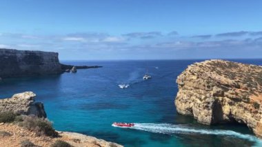 Lüks bir tatil. Tekneyle Comino mağaralarını ziyaret etmek. Malta, Akdeniz. Yüksek kalite 4k görüntü