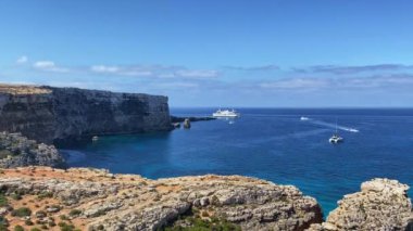 Malta 'nın Comino adasındaki Santa Marija Kulesi, 1618' de inşa edilmiş. Yüksek kalite 4k görüntü