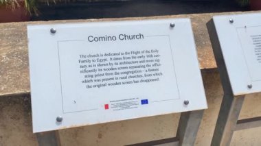 Comino, Malta 28.05.2024 - Hanımlarımızın Mısırdan Dönüşü Şapeli 'nin önündeki Hermitage bilgi panosu - Aziz Mary Kilisesi, Comino Kilisesi. Yüksek kalite 4k görüntü