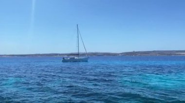 Comino ve Malta adaları arasında Akdeniz 'de tekne gezisi. Yüksek kalite 4k görüntü