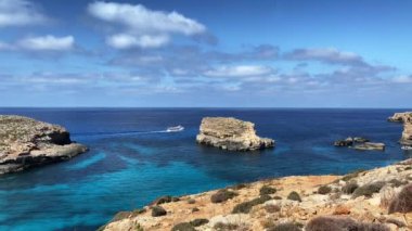 Comino Adası Malta, Comino Mağaraları 'na tekne gezileri ve ziyaretler. Mavi Akdeniz 'de. Yüksek kalite 4k görüntü