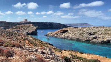 Comino Adası Malta, kayalar arasında su motorları. Comino 'daki mağaraları ziyaret ediyorum. Yüksek kalite 4k görüntü