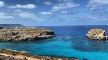 Comino, Malta 28.05.2024 - Akdeniz suyunda yüzen teknelerle taşın içindeki doğal pencereler. Yüksek kalite 4k görüntü