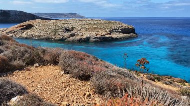 Comino Adası Malta 'nın doğal kaya pencereleri. Santa Marija kulesinin yakınındaki mağaralara erişimi olan deniz. Yüksek kalite fotoğraf