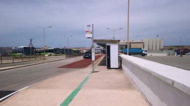 Cirkewwa, Malta 29.05.2024 - Ferry 'den Gozo' ya otobüs durağı. Yüksek kalite 4k görüntü