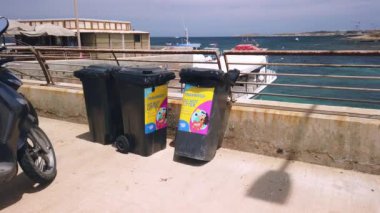 Cirkewwa, Malta 29.05.2024 - Su yönetimi, gezinti güvertesine yakın kara kutular. Yüksek kalite 4k görüntü