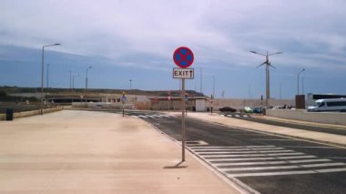 Cirkewwa, Malta - 29.05.2024 - Araçlar için Feribot yakınındaki yol tabelası. Yüksek kalite 4k görüntü