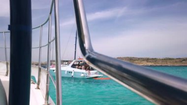 Comino, Malta 29.05.2024 - Comino Adası Malta 'nın turkuaz sularında demirli yat, yaz tatili. Adadan ayrılan gemideki POV. Yüksek kalite 4k görüntü