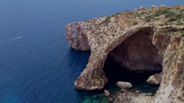 Malta, Blue Grotto, Akdeniz 'deki ünlü kayaların havadan görünüşü, Malta adası mağaraları. Yüksek kalite 4k görüntü