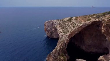 Malta, Blue Grotto, Akdeniz 'deki ünlü kayaların havadan görünüşü, Malta adası mağaraları. Yüksek kalite 4k görüntü