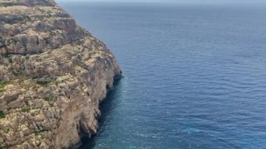 Il-Munqar, altında doğal deniz mağaraları olan Malta adası kayalığı. Mavi Duvar ve Mavi Mağara 'nın manzarası. Yüksek kalite 4k görüntü