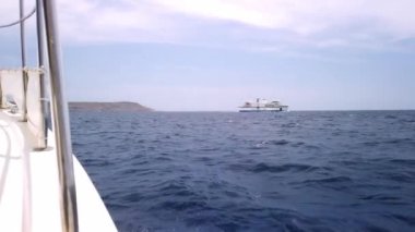 Cirkewwa, Malta 29.05.2024 - Güvertenin üstünden bir manzara, yatın açık denizde dalgalanması. Yüksek kalite 4k görüntü