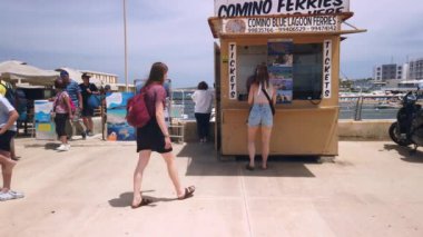 Cirkewwa, Malta 29.05.2024 - Cirkewwa Feribot terminali ve Blue Lagoon, Comino adasına giden sürat teknesi için bilet dükkanı. Yüksek kalite 4k görüntü