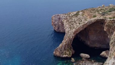 Malta, Blue Grotto, Akdeniz 'deki ünlü kayaların havadan görünüşü, Malta adası mağaraları. Yüksek kalite 4k görüntü