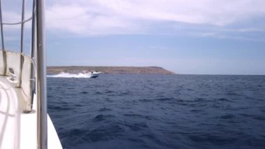 Cirkewwa, Malta 29.05.2024, Cirkewwa Fery terminaline yaklaşıyoruz. Ağır çekim. Yüksek kalite 4k görüntü