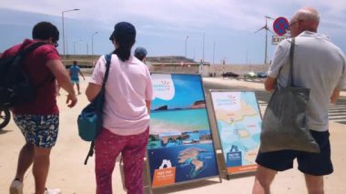 Cirkewwa, Malta 29.05.2024 - Cirkewwa Feribot terminali ve Blue Lagoon, Comino adasına giden sürat teknesi için bilet dükkanı. Yüksek kalite 4k görüntü