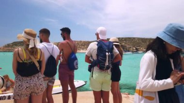 Comino, Malta 29.05.2024 - Mavi Göl. Limandaki turistler Malta ve Gozo 'ya giden feribota biniyorlar. Yüksek kalite 4k görüntü