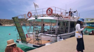 Comino, Malta 29.05.2024 - Mavi Göl. Limandaki turistler Malta ve Gozo 'ya giden feribota biniyorlar. Yüksek kalite 4k görüntü