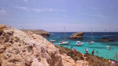 Comino, Malta 29.05.2024 - Mavi göl, taşın arkasından ateş ediliyor. Yüksek kalite 4k görüntü