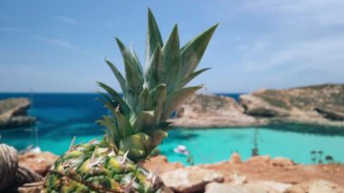 Comino, Malta 29.05.2024 - Mavi Göl 'ün güzel kristal berrak turkuaz suyu. Tekneler yüzüyor, turistler yüzüyor. Arka plandaki Cominotto adasında. Açığa vuruyor. Yüksek kalite 4k görüntü