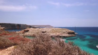 Comino, Malta 29.05.2024 - Blue lagoon yakınlarında demirli tekneler, Cominotto adasının arkasında. Atış serbest. Yüksek kalite 4k görüntü