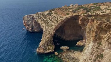 Blue Grotto, Malta Adası. Ünlü doğal kemer. Zümrüt mavisi Akdeniz suyunda tekne turları. Mavi Duvar ve Grotto 'nun bakış açısından görüntüler. Yüksek kalite 4k görüntü