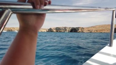 Malta, açık deniz, yattan POV manzaralı, Comino adasına yaklaşıyor. Akdeniz 'de. - Evet. Yüksek kalite 4k görüntü