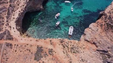 Comino, Malta 29.05.2024 -C kristal lagün Comino Adası turne botları ve yüzücüleri. Yüksek kalite 4k görüntü