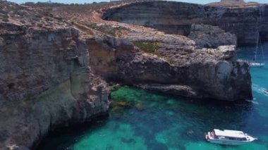 Comino, Malta 29.05.2024 - Cristal algoon Comino, çekim L-Ghar ta Bla Saqaf veya The Roofles Cave And Santa Marija St Marys tower, Aerial View. - Evet. Yüksek kalite 4k görüntü